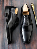 Oxford cap-toe noir Casa&Cavalli — mise en scène avec embauchoir