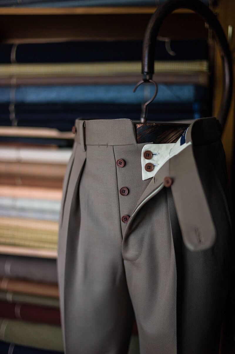 Pantalon beige à pinces porté avec ceinture tressée marron – casa&cavalii