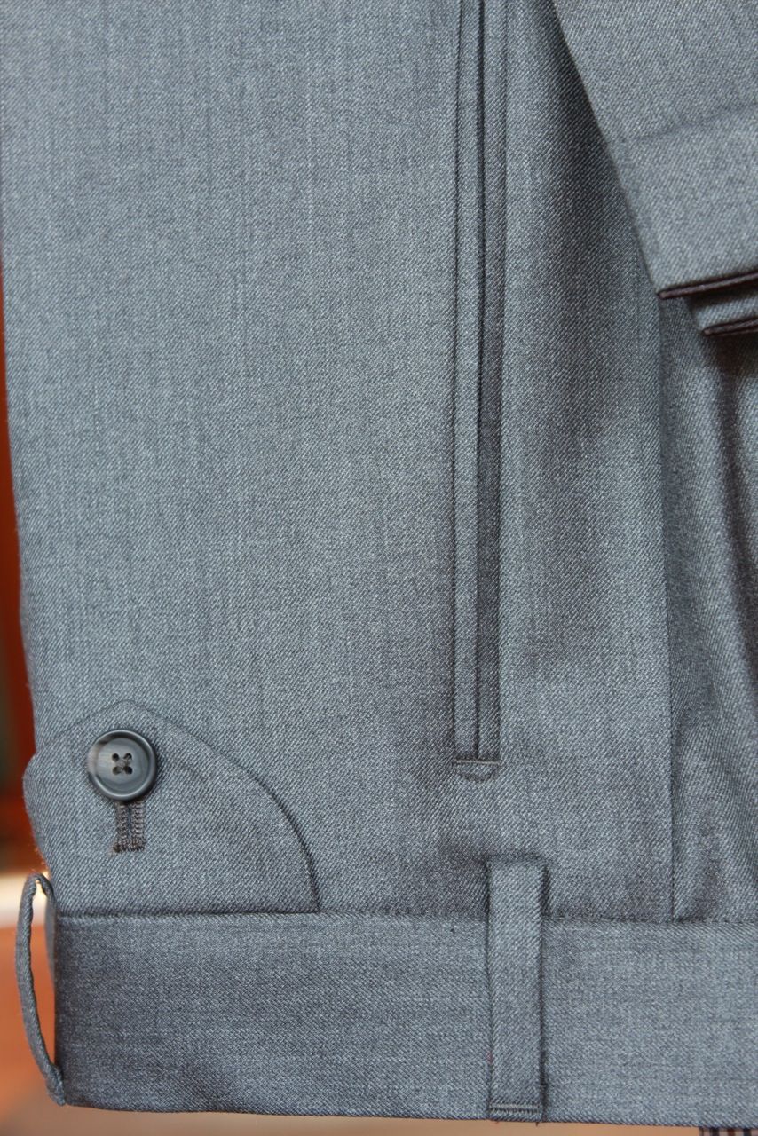 Pantalon beige taille haute à boutons sur cintre atelier – casa&cavalii